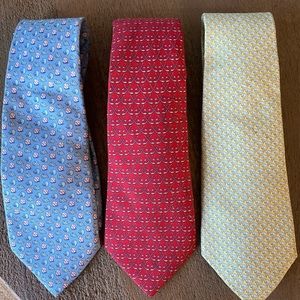 1 Vineyard Vines tie left!